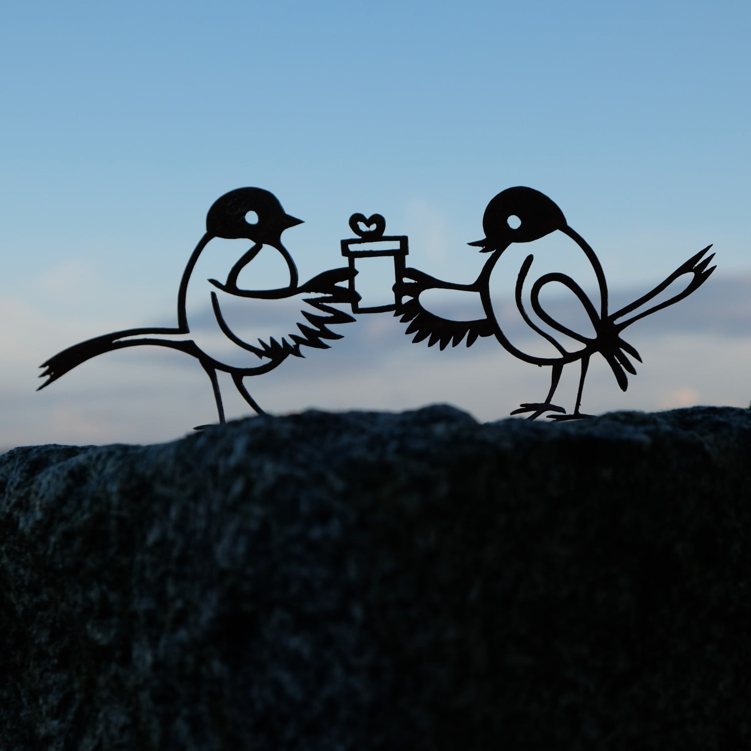 Metal-Sculpture-Giving-Robins-Rust