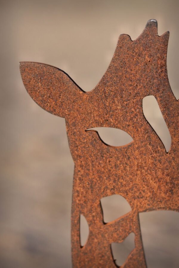 metal-giraffe-sculpture close up