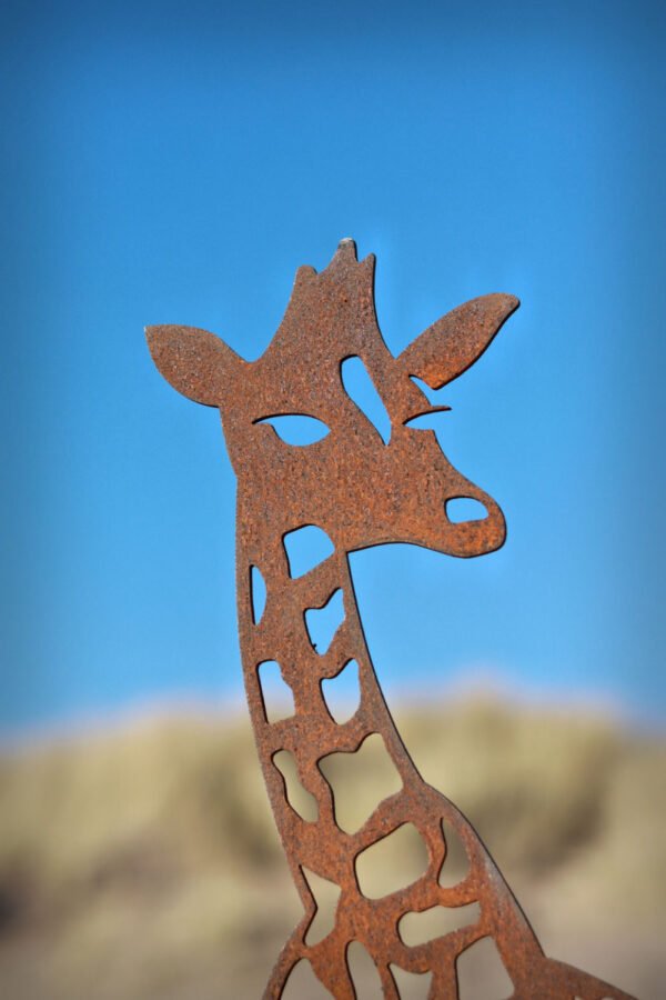 metal giraffe sculpture