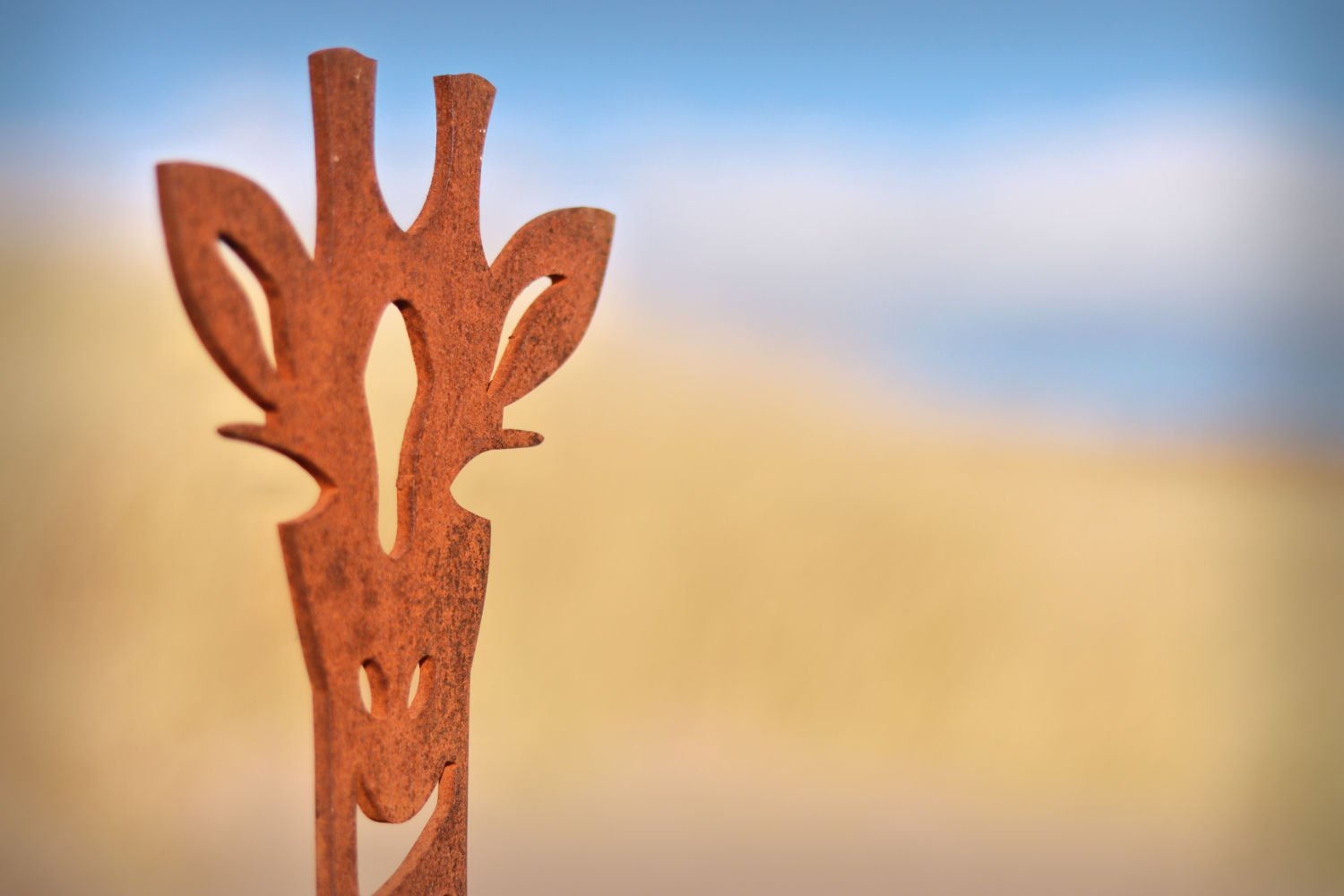 metal-giraffe-sculpture close up