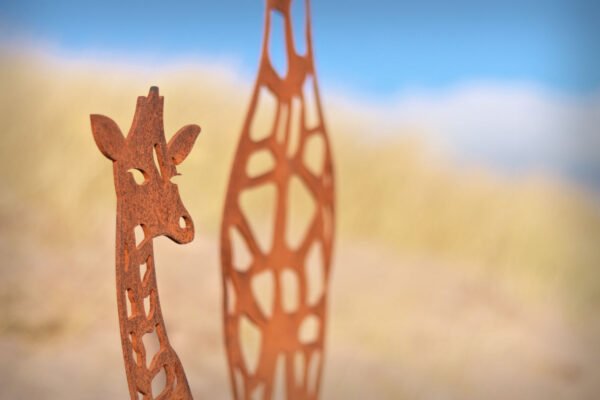 metal-giraffe-sculpture close up