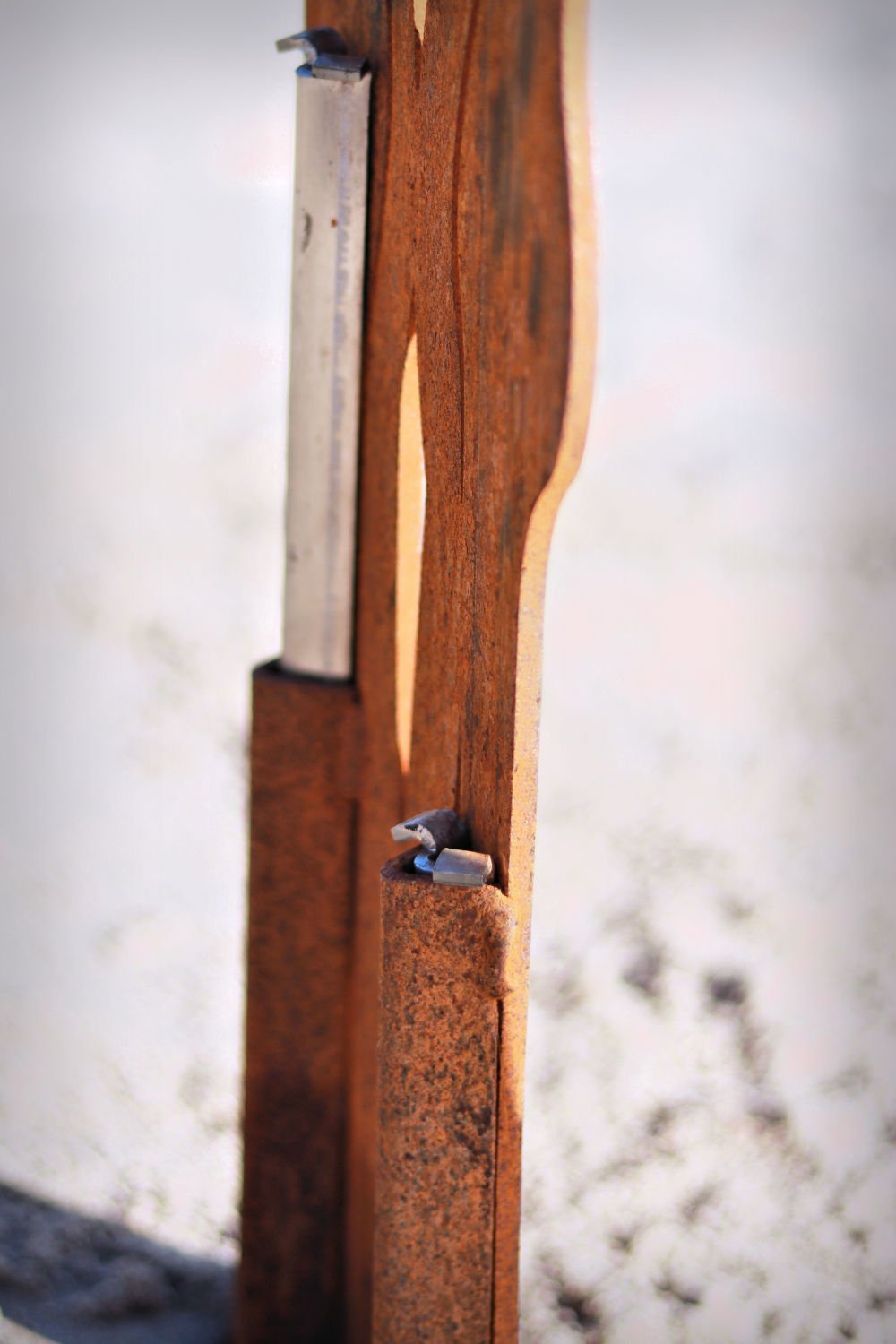 metal-giraffe-sculpture close up