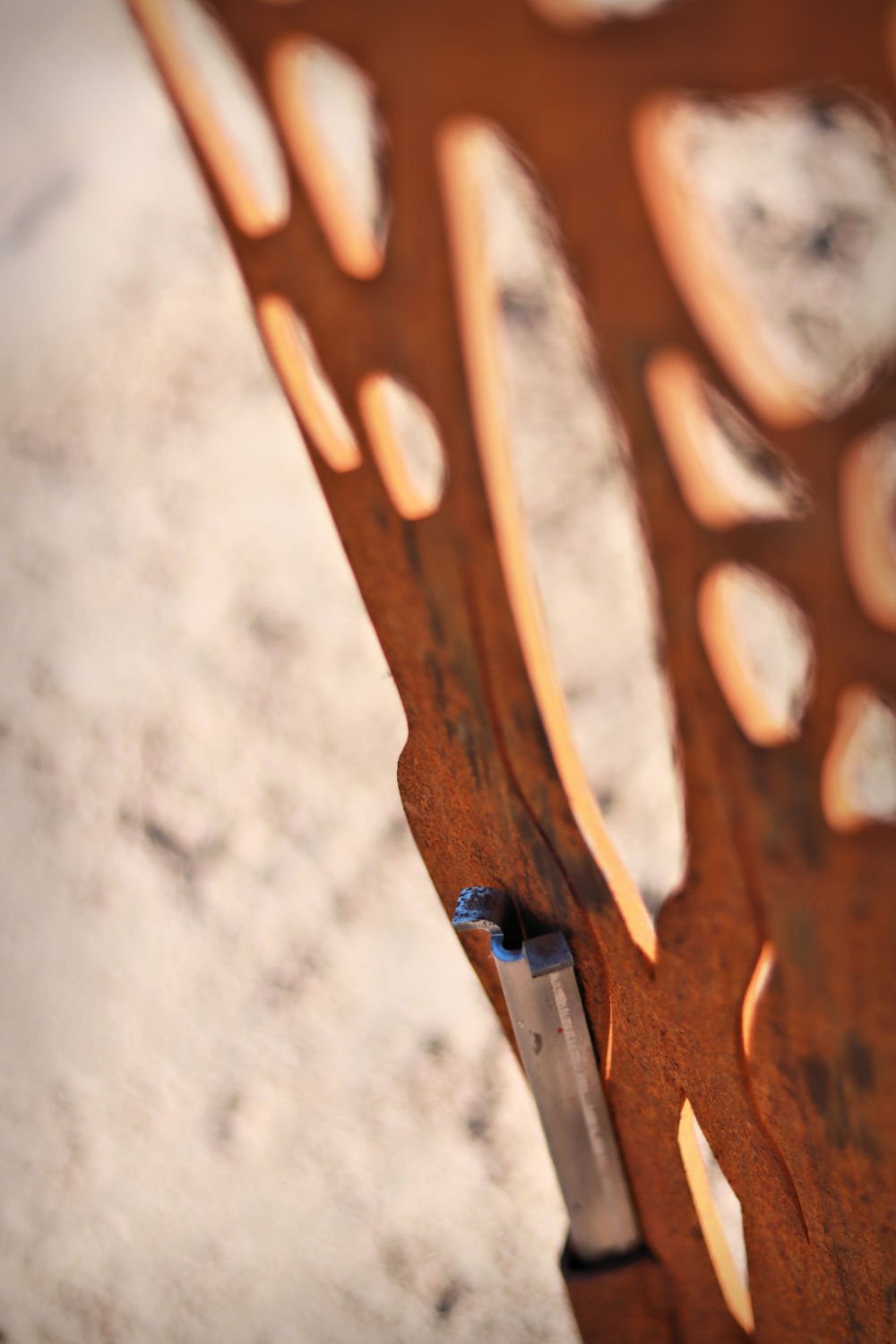 metal-giraffe-sculpture close up