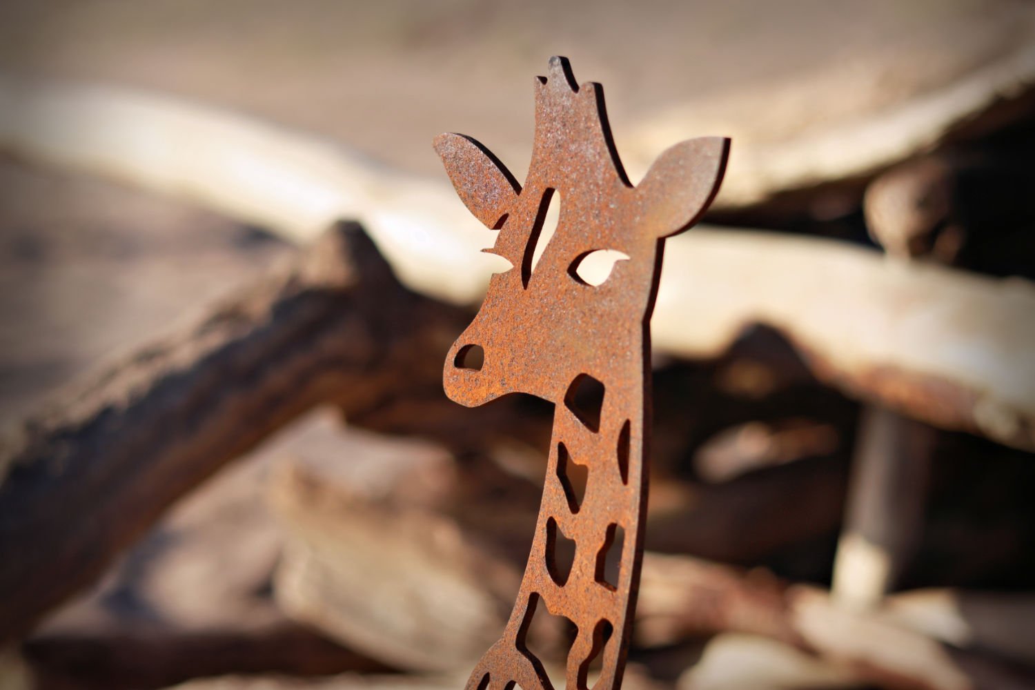 metal giraffe sculpture