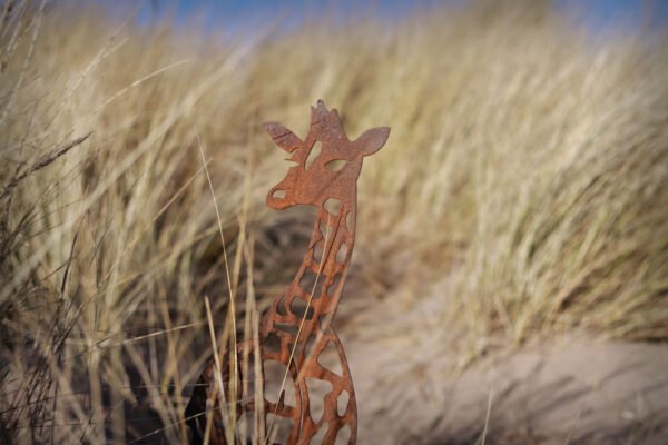 metal-giraffe-sculpture close up